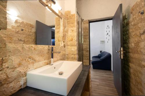 维琪奥港Résidence U LATONU - Palombaggia的浴室设有白色水槽和镜子