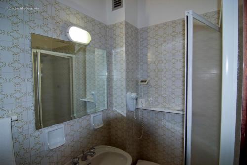 索威拉托玛里纳格里乌丽维酒店的浴室配有盥洗盆和带镜子的淋浴