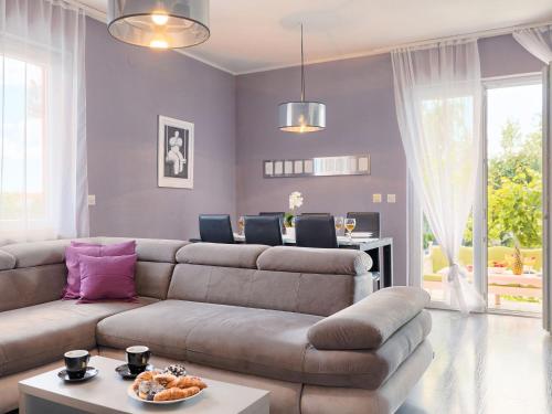 罗波里卡Holiday Home Neja by Interhome的客厅配有沙发和桌子