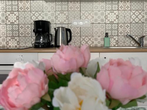 凯斯特海伊Otthon a Balatonon Vendégház的厨房里一束粉红色的鲜花