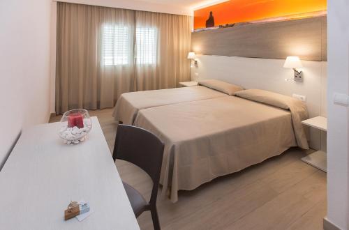 埃斯卡纳Typic Art的酒店客房配有一张床铺和一张桌子。