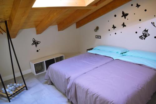 Pesquera de DueroALBERGUE HOSTING DUERO的卧室配有一张床上的蝴蝶壁床。