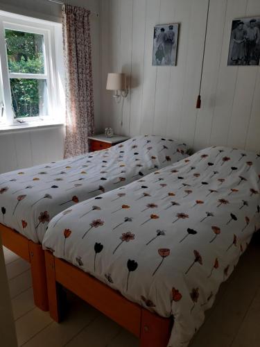 BakkeveenB&B Appartement De Winkeljuffer的卧室内的一张带被子的床