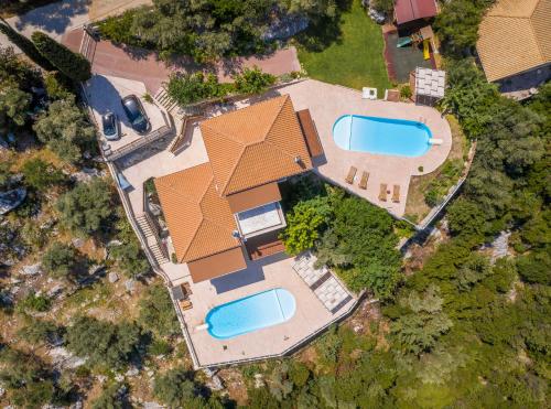 NeokhórionViolitzis Villas的享有带2个游泳池的别墅的顶部景致