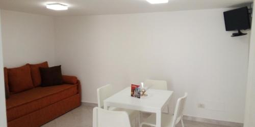 鲁沃迪普利亚Appartamento Antica Ruvo的客厅配有白色桌子和沙发