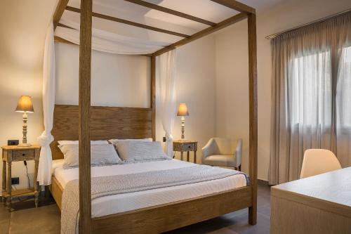 斯沃伦塔ASTRA Village Resort的一间卧室配有一张天蓬床和一张书桌