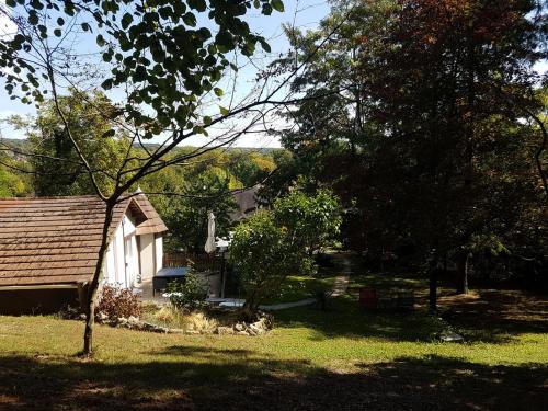 Presles普雷勒抱负禅室旅馆的一座小白色房子,在院子里有树木