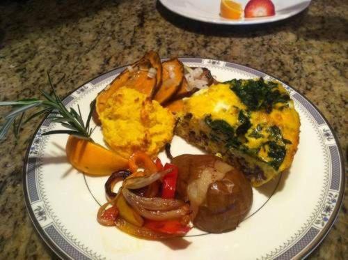 Pilot MountainA Mighty Oak B&B的桌上一盘食物,包括鸡蛋和蔬菜