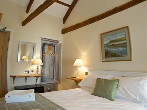 艾维布里奇船锚酒店的卧室配有白色的床和两盏灯。