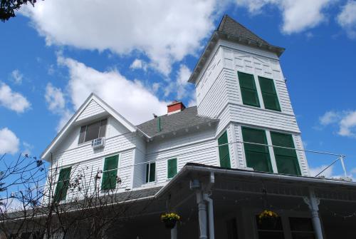 萨拉托加泉Anne's Washington Inn的一座白色的房子,上面有一座塔