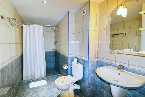 阳光海滩波拉波拉酒店的一间带卫生间和水槽的浴室
