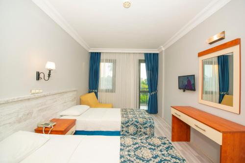 费特希耶金月亮酒店的酒店客房,设有两张床和镜子