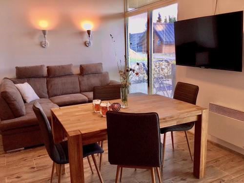 霍尔尼米瑟克基Apartmán Horní Mísečky 437的客厅配有木桌和沙发