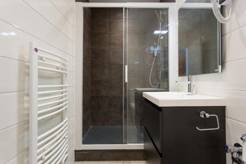 戛纳COTE PORT的带淋浴、水槽和镜子的浴室
