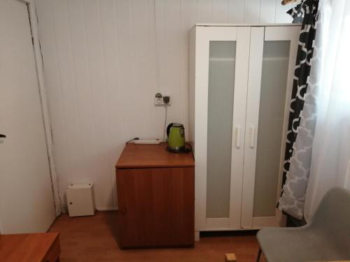 斯维耶塔利普卡Nova Mazury的小房间设有书桌和橱柜
