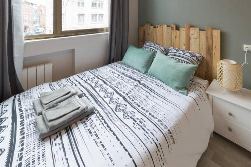 图尔昆Le Gustave - Propre et bien situé的一间卧室配有一张带木制床头板的床
