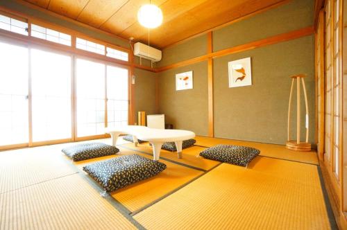 高山Takayama - House - Vacation STAY 85992的客厅配有桌子和4个枕头