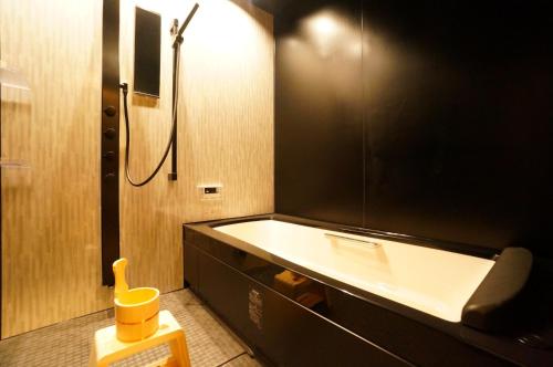 高山Takayama - House - Vacation STAY 85996的带浴缸、水槽和淋浴的浴室