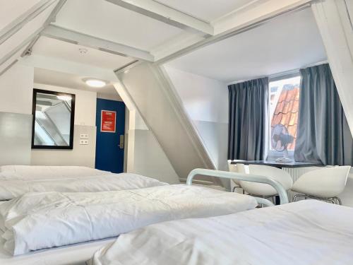白色郁金香旅馆客房内的一张或多张床位