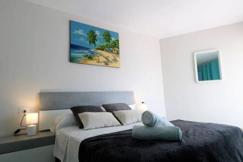 维拉福林APARTAMENTO a 50 metros del MAR en Vilafortuny, Cambrils的一间卧室配有一张带蓝色枕头的床