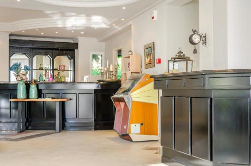 萨索斯伊格酒店的厨房配有黑色橱柜和台面