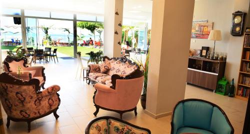 古穆杜尔古穆尔杜尔马伟德尼兹酒店的一间商店里配有沙发和椅子的房间