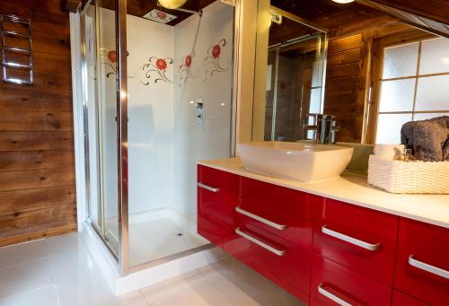 PentneyPine Tree Lodge - Pentney Lakes的一间带水槽和玻璃淋浴的浴室