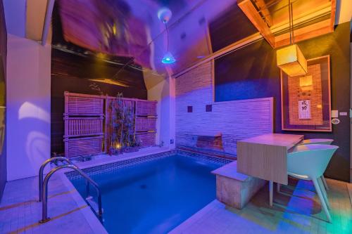 福塔莱萨神龙汽车旅馆（仅成人）的一间带游泳池、桌子和浴缸的浴室