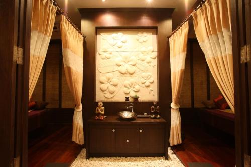 象岛象岛安妮卡酒店的一间设有桌子和窗帘的墙壁的客房