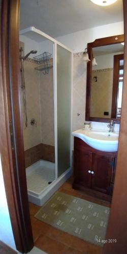 ScapoliIl Borgo 38的带淋浴、盥洗盆和镜子的浴室