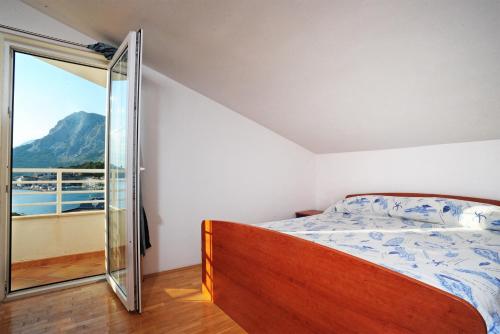 DrašniceApartmani Višković Drašnice的一间卧室设有一张床和一个玻璃门