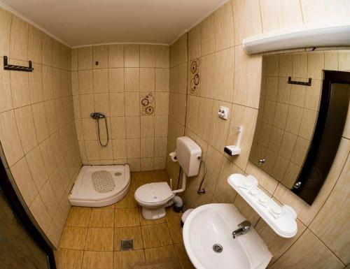 穆里吉奥尔三角洲天堂度假酒店的一间带水槽、卫生间和镜子的浴室