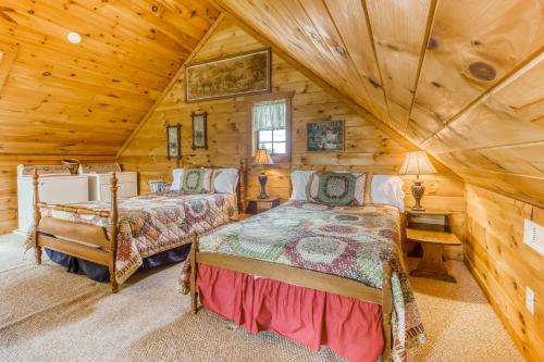 索蒂纳科奇Moonlight Summit的小木屋内一间卧室,配有两张床