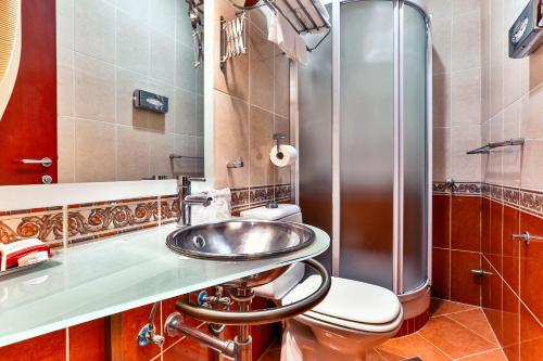 布德瓦麦克斯珍贵酒店的一间带水槽和卫生间的浴室