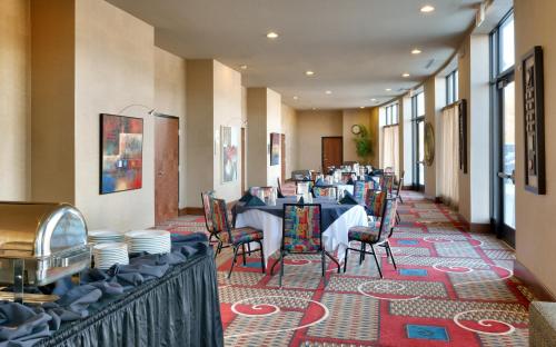 Holiday Inn & Suites Salt Lake City - Airport West, an IHG Hotel餐厅或其他用餐的地方