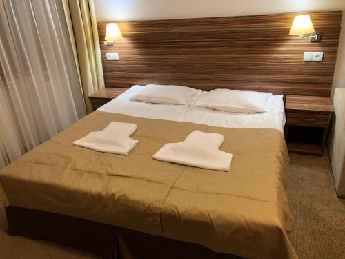 科沃布热格Apartament prywatny 418b w Arka Medical SPA的一间卧室配有一张带两条白色毛巾的床