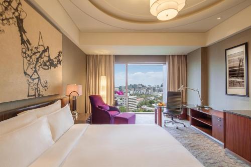 北京北京丽晶酒店，洲际酒店集团旗下的酒店客房设有床和窗户。
