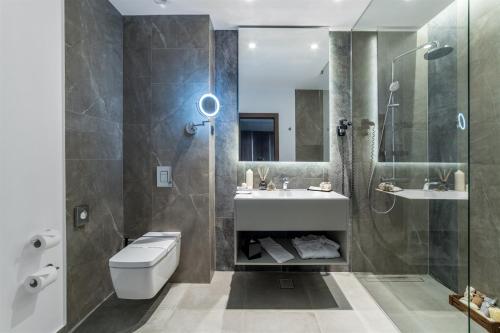 普洛耶什蒂天蓝温泉酒店的一间带水槽、卫生间和淋浴的浴室