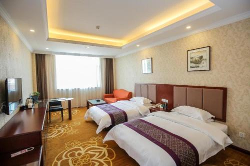 上海新爵皇家酒店的酒店客房配有两张床和一张书桌