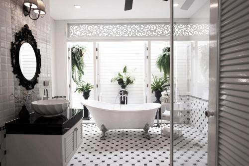 芭堤雅市中心芭堤雅努萨巴酒店的白色的浴室设有浴缸和水槽。