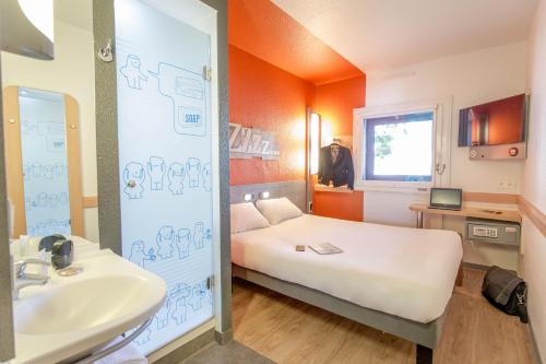 马赛马赛蒂莫内宜必思快捷酒店的客房设有床、水槽和浴室