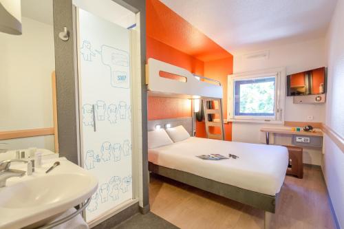 马赛马赛蒂莫内宜必思快捷酒店的酒店客房设有床和水槽