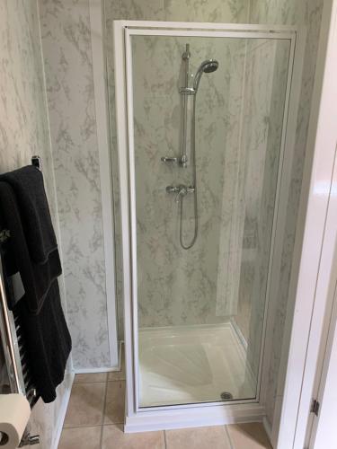 布莱克浦阿兰登酒店的浴室里设有玻璃门淋浴