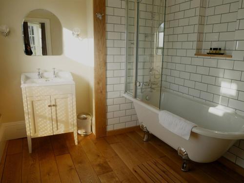 Whitchurch怀特哈特宾馆的带浴缸和盥洗盆的浴室