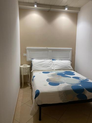 滨海波利尼亚诺Casa Sirena, Locazione Turistica的一间白色客房内的床铺卧室