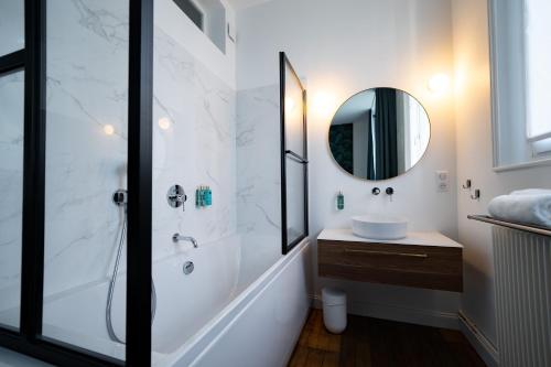 兰斯Centre ville - Appartement 3 chambres & Terrasse - La Clé des Sacres的带淋浴、盥洗盆和镜子的浴室