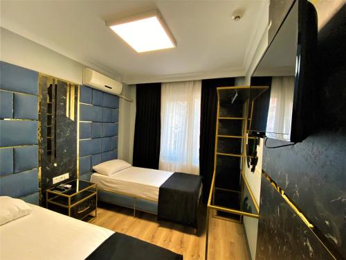 伊斯坦布尔桔子机场酒店的小房间,设有床和梯子