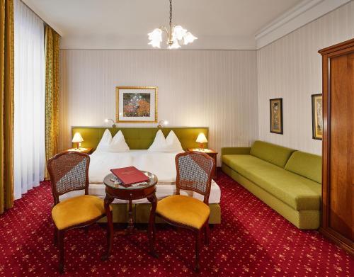 维也纳奥地利-维也纳酒店的酒店客房,配有床和沙发