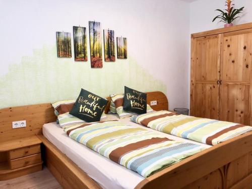 KaltenbergBiohof Obereibensteiner的一张床上有两个枕头的房间