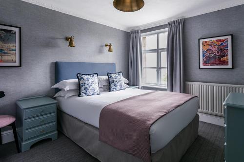 鲍内斯温德米尔Craig Manor的一间卧室设有一张大床和一个窗户。